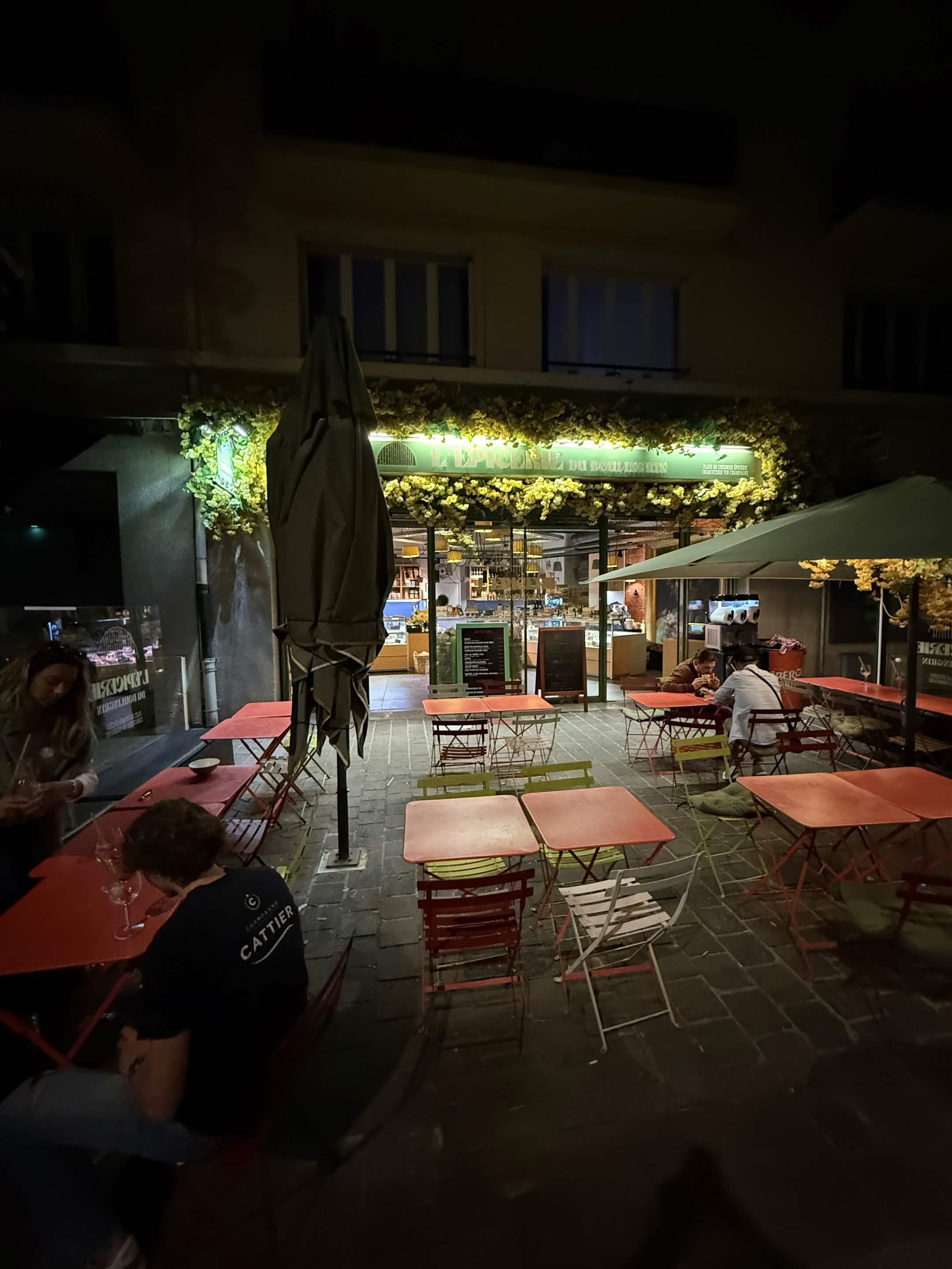 La salle chaleureuse de L'Épicerie du Boulingrin à Reims