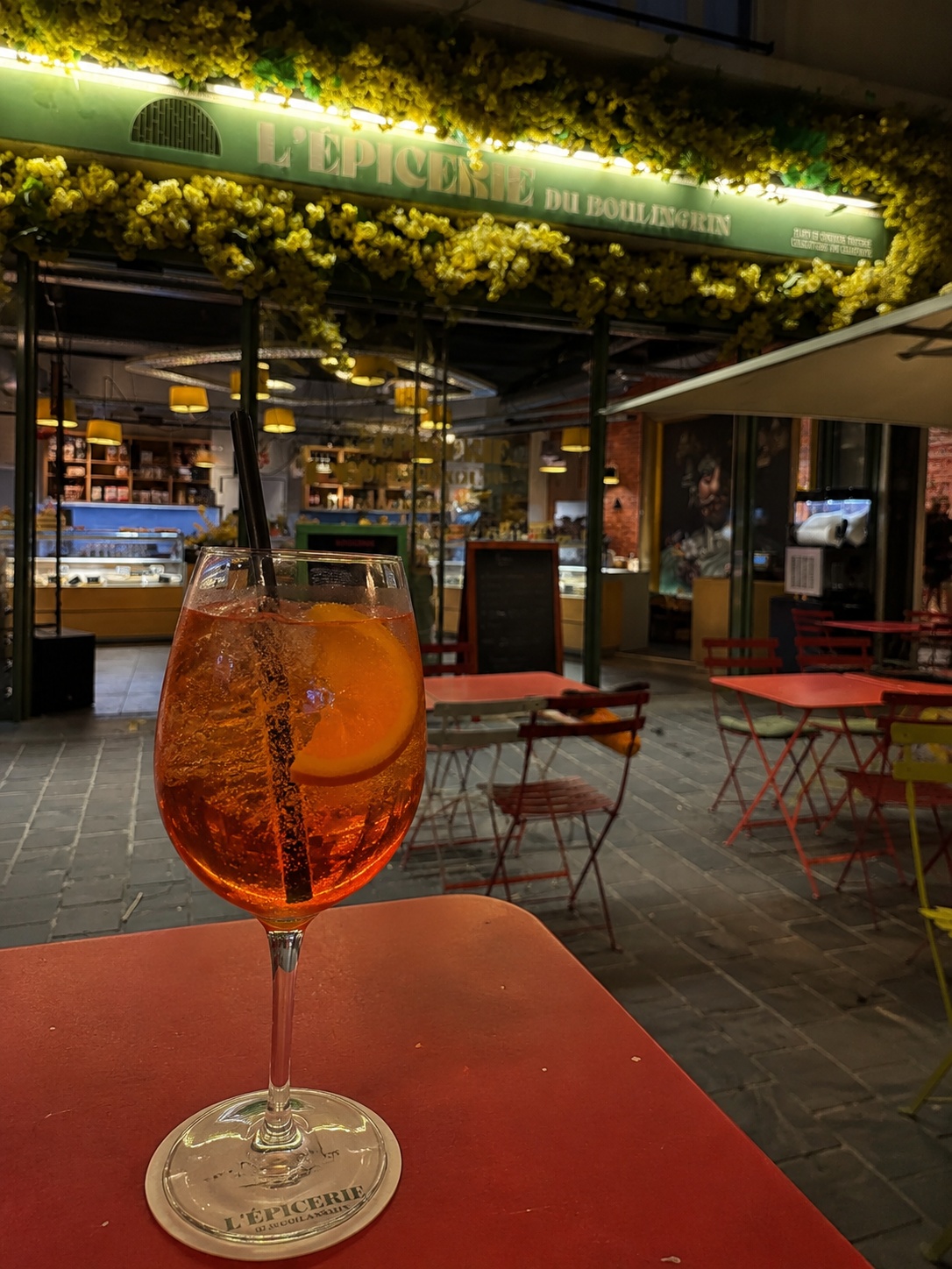 Spritz servi en terrasse devant L'Épicerie du Boulingrin, Reims
