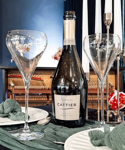 Coupe de champagne rémois au verre, bar à champagne à Reims